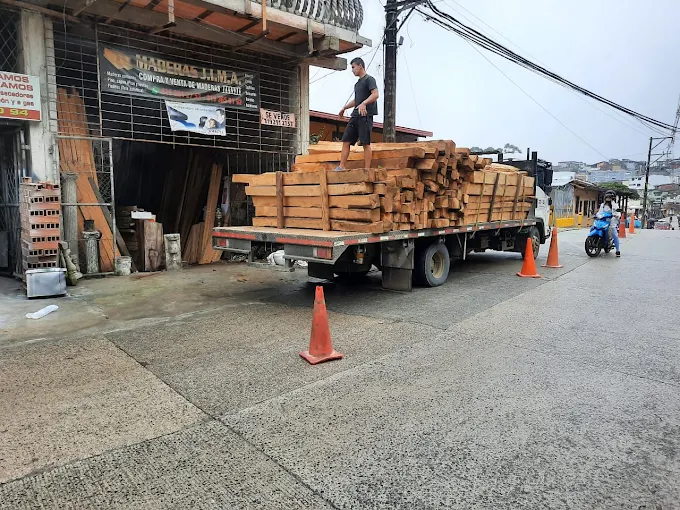 Camión cargado de madera frente al depósito Maderas JIMA en Fredonia, Antioquia